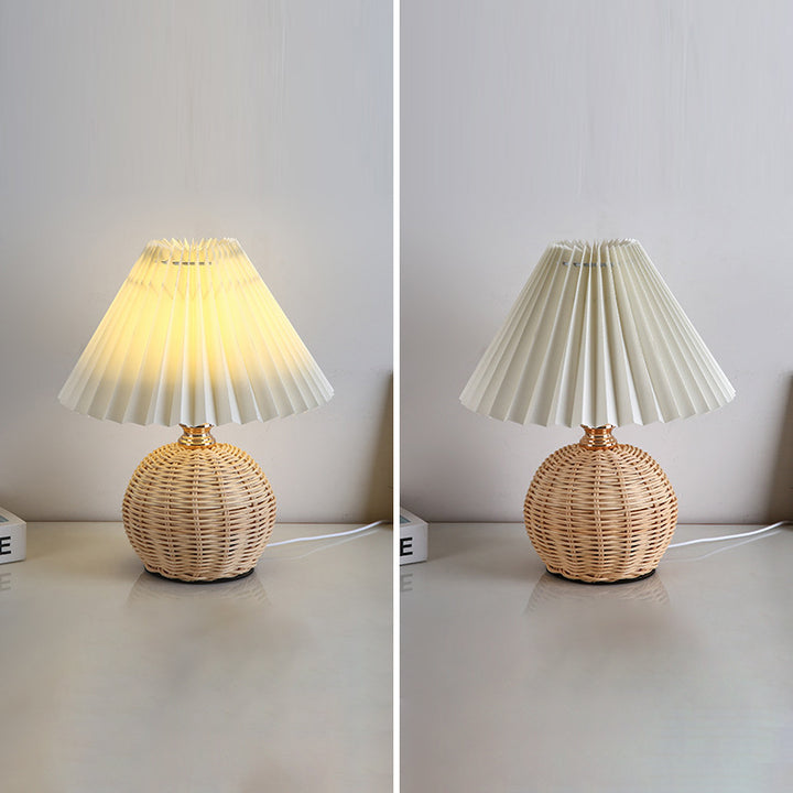 Zeitgenössische nordische Tischlampe aus Rattangewebe mit plissierter konischer Kugel, LED, für Schlafzimmer 