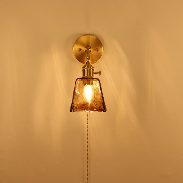 Applique murale 1 lumière en laiton vintage traditionnel avec abat-jour en verre ambré carré pour salon 