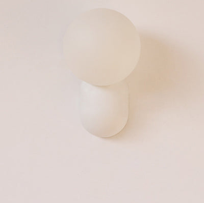 Macaron-Creme-Stil Harz-Glaskugel 1-Licht Wandleuchte 