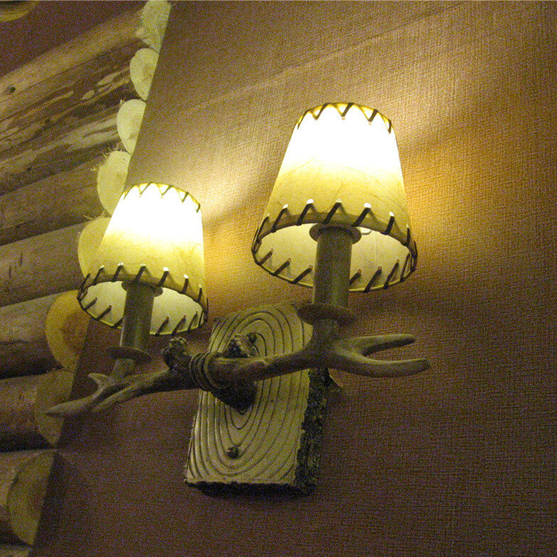 Lámpara de Aplique de Pared de 2 Luces con Pantalla de Papiro Falso de Resina de Hierro de Cornamenta Vintage Tradicional para Sala de Estar 