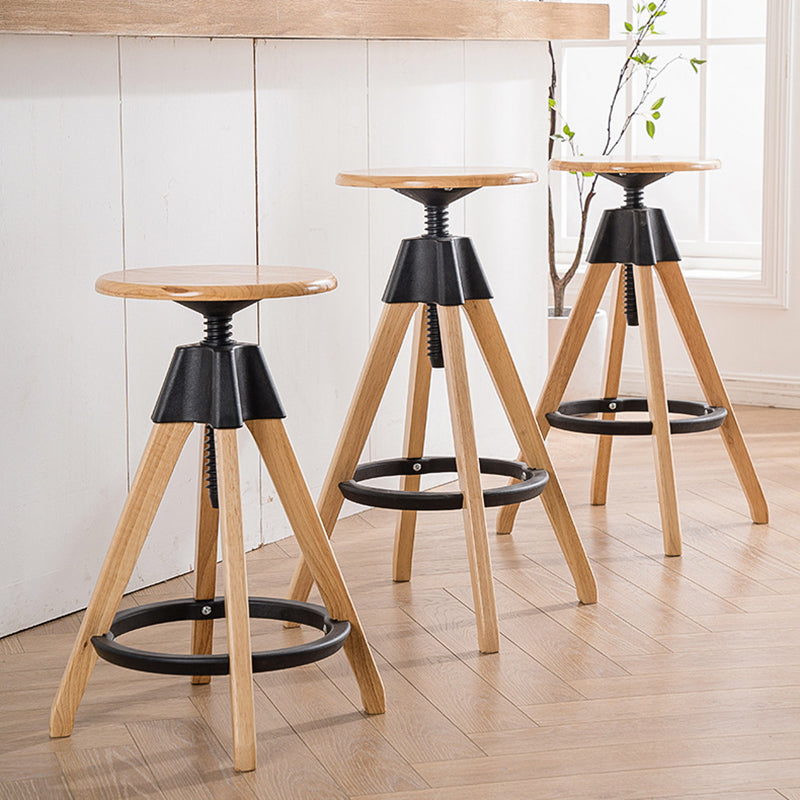 Tabouret de bar en bois massif à base de trépied ronde scandinave contemporaine avec repose-pieds pour salle à manger 