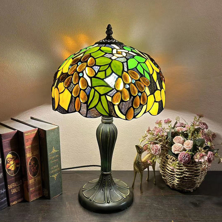 Lampe de table à 1 lumière avec dôme en verre métallique Tiffany traditionnel, motif raisin, fleur, libellule et papillon pour chevet 