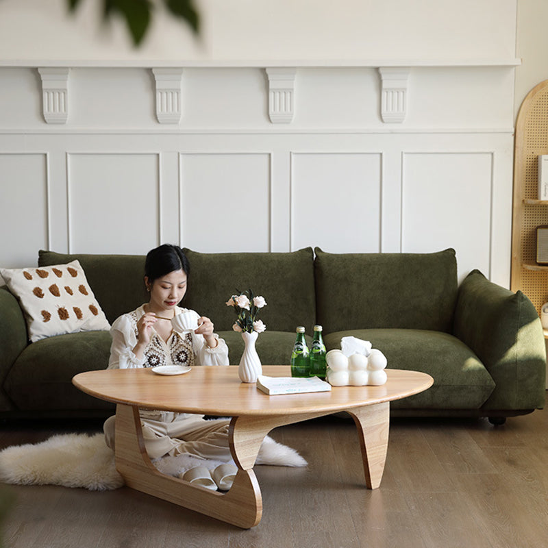 Traditioneller Vintage-Dreieck-Couchtisch mit abgerundeten Kanten aus massivem Gummibaumholz für das Wohnzimmer 