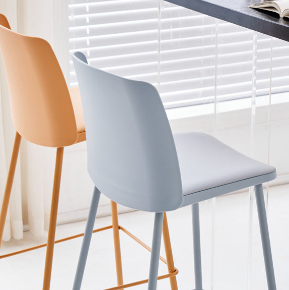 Taburete cuadrado minimalista moderno de cuero PU con respaldo y reposapiés de barra de hierro para comedor 