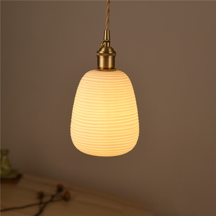 Lustre suspendu en céramique à rayures cylindriques irrégulières nordiques contemporaines avec cuivre et 1 lumière pour salon 