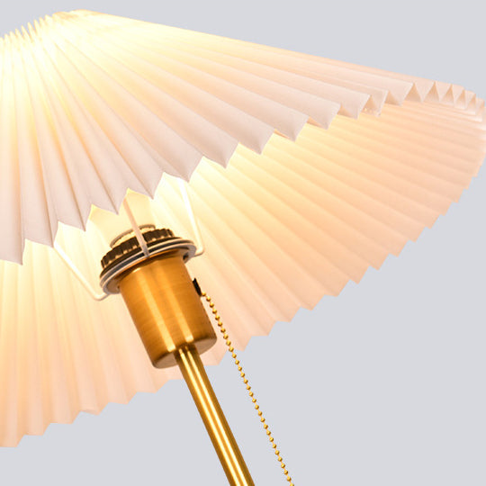 Lampe de sol traditionnelle japonaise avec abat-jour conique plissé en plastique et base en marbre à 1 lumière pour bureau à domicile 