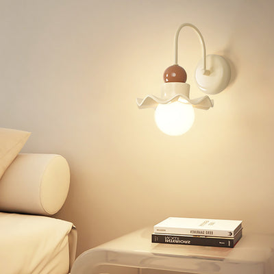 Aplique de pared de 1 luz con base de disco en forma de hoja de loto de bola redonda minimalista moderna de resina PE y hierro para dormitorio 