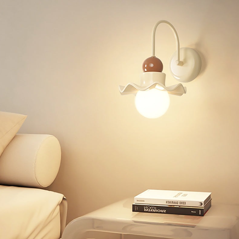 Aplique de pared de 1 luz con base de disco en forma de hoja de loto de bola redonda minimalista moderna de resina PE y hierro para dormitorio 
