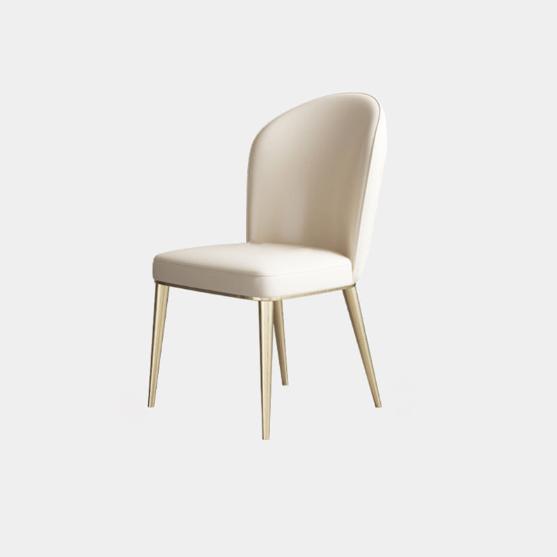 Chaise de salle à manger contemporaine nordique en cuir incurvé avec dossier rembourré et pieds effilés en métal 