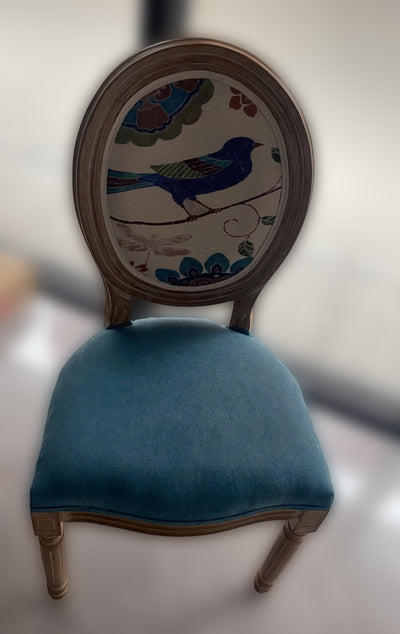 Chaise de salle à manger en tissu de velours avec cadre en bois incurvé européen traditionnel et vieilli, dossier rond pour salle à manger 