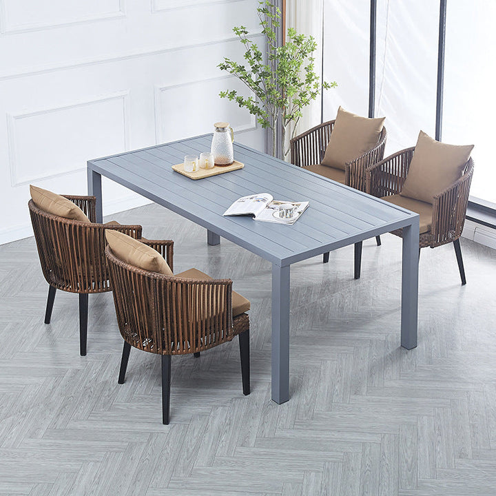 Traditioneller Bauernhaus-Webstuhl Rattan Metall quadratischer Outdoor-Esszimmerstuhl Rückenlehne Armlehne für den Außenbereich 
