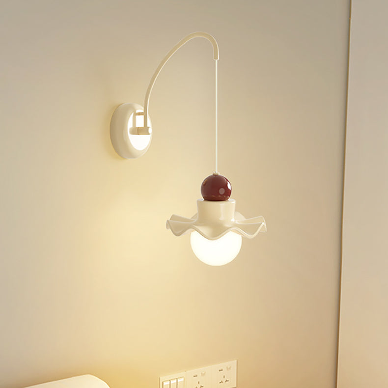 Aplique de pared de 1 luz con base de disco en forma de hoja de loto de bola redonda minimalista moderna de resina PE y hierro para dormitorio 