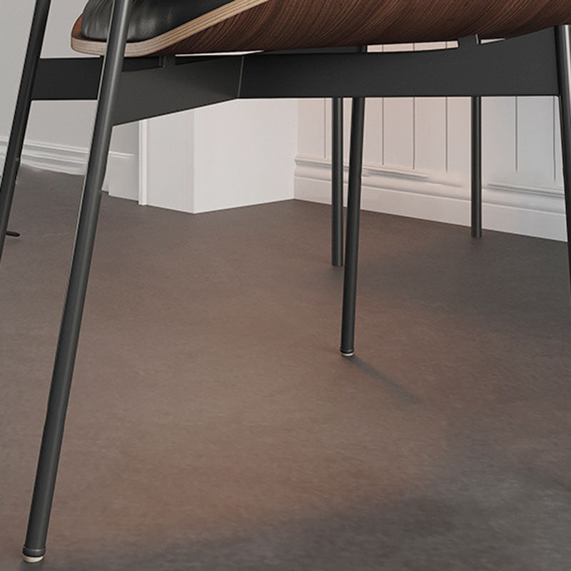 Moderner luxuriöser Esszimmerstuhl mit geschwungener Rückenlehne aus umweltfreundlichem Leder und Karbonstahl für das Esszimmer 