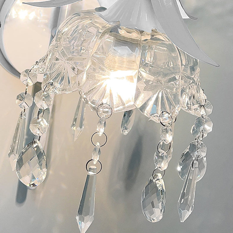 Applique murale contemporaine créative en fer avec abat-jour en verre en forme de fleur de lotus et cristal à 1 lumière pour salon 