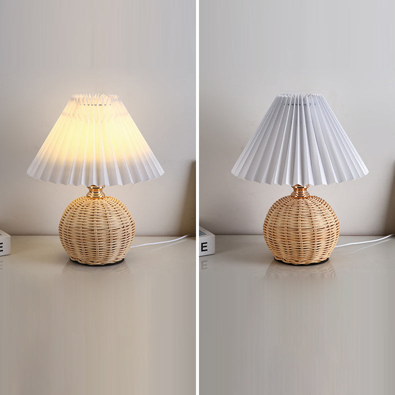 Zeitgenössische nordische Tischlampe aus Rattangewebe mit plissierter konischer Kugel, LED, für Schlafzimmer 