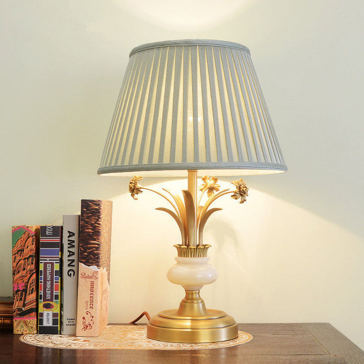 Lámpara de mesa de 1 luz con base de hoja de flor trapezoidal redonda minimalista moderna de latón y jade con pantalla de tela para dormitorio 