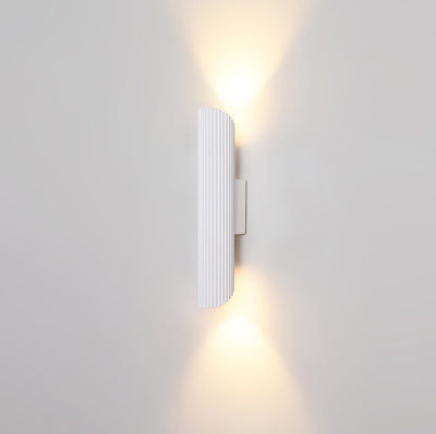 مصباح حائط LED من الألومنيوم والحديد بأسطوانة مخططة بتصميم حديث وبسيط لغرفة النوم 