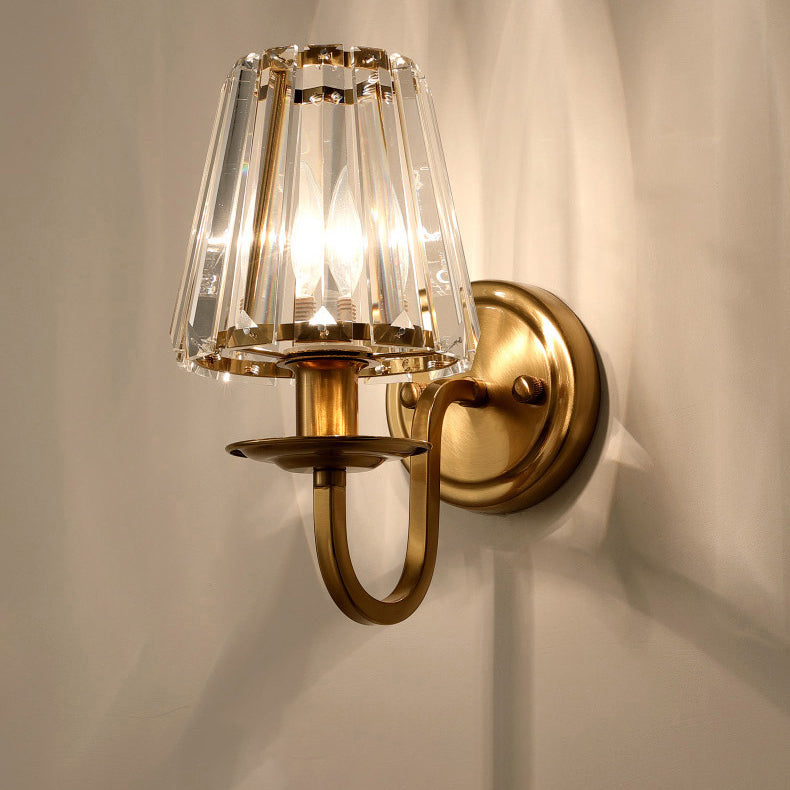 Applique murale contemporaine de luxe avec cadre finition dorée et abat-jour en cristal à 1 lumière pour salon 