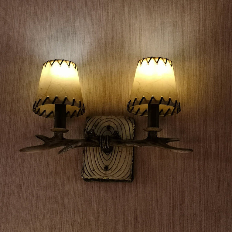Lámpara de Aplique de Pared de 2 Luces con Pantalla de Papiro Falso de Resina de Hierro de Cornamenta Vintage Tradicional para Sala de Estar 