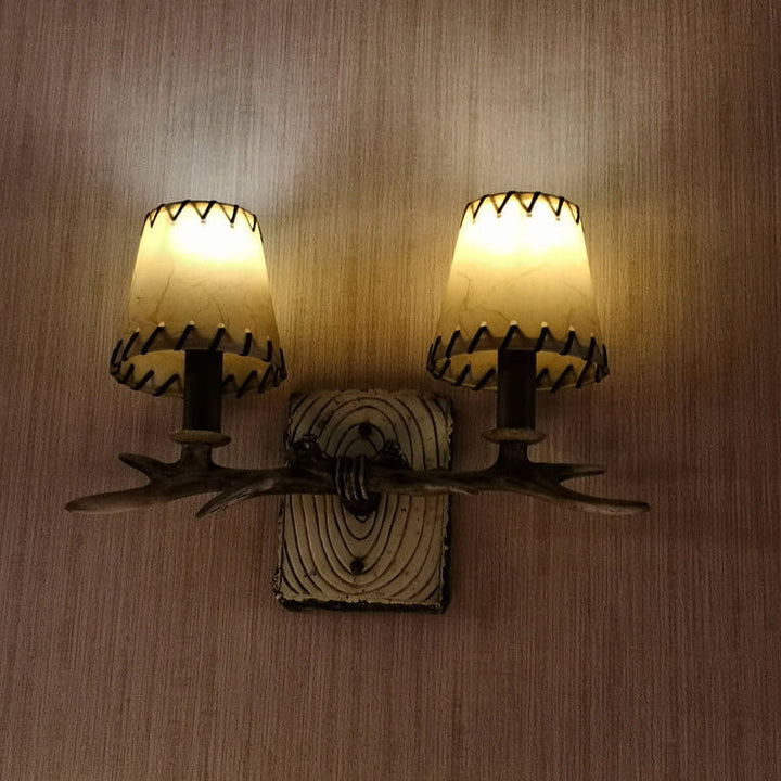Lámpara de Aplique de Pared de 2 Luces con Pantalla de Papiro Falso de Resina de Hierro de Cornamenta Vintage Tradicional para Sala de Estar 