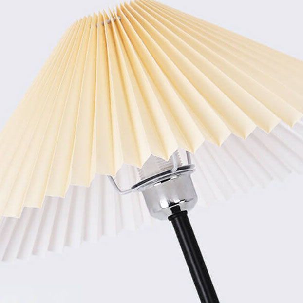 Lámpara de pie de 1 luz con trípode de hierro y pantalla de lona plisada moderna nórdica 