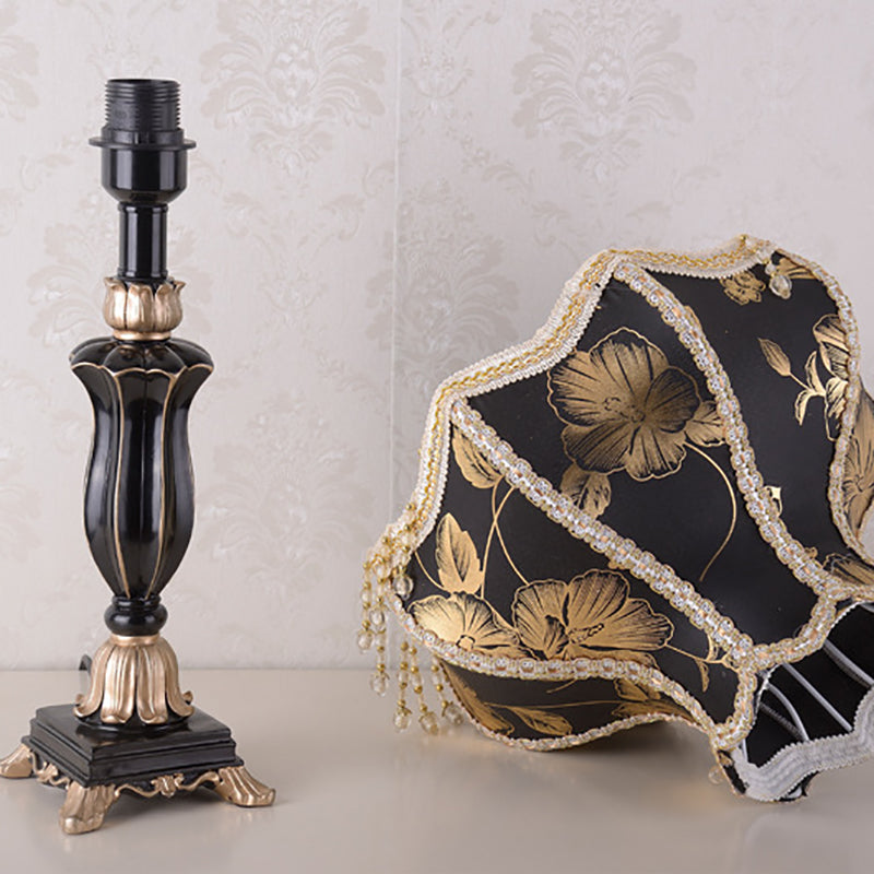 Traditionelle europäische Court Top Harz Stoff 1-Licht Tischlampe für Schlafzimmer 