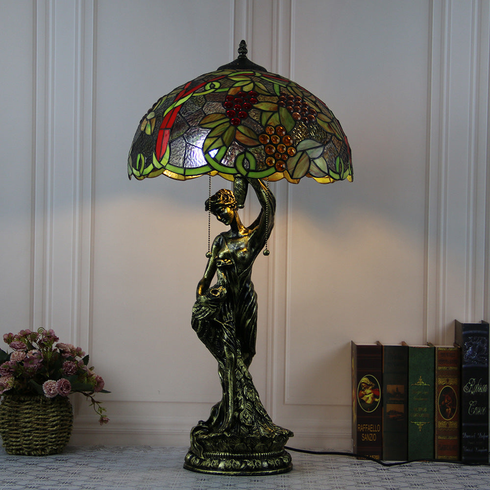 Lampe de table à 2 lumières avec base de femme jolie en forme de vache en diamant de raisin en dôme de verre en résine Tiffany traditionnel pour chevet 