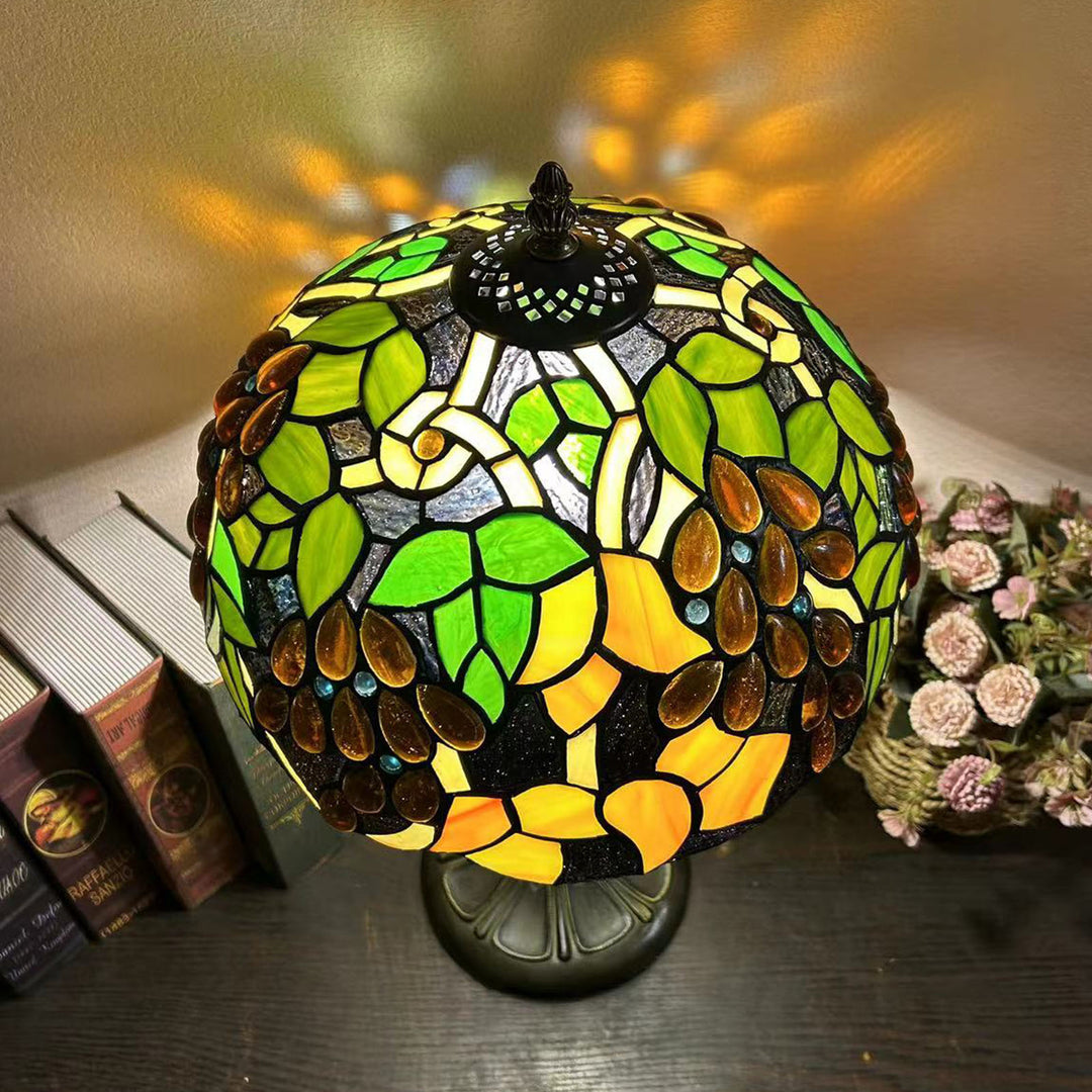 Lampe de table à 1 lumière avec dôme en verre métallique Tiffany traditionnel, motif raisin, fleur, libellule et papillon pour chevet 