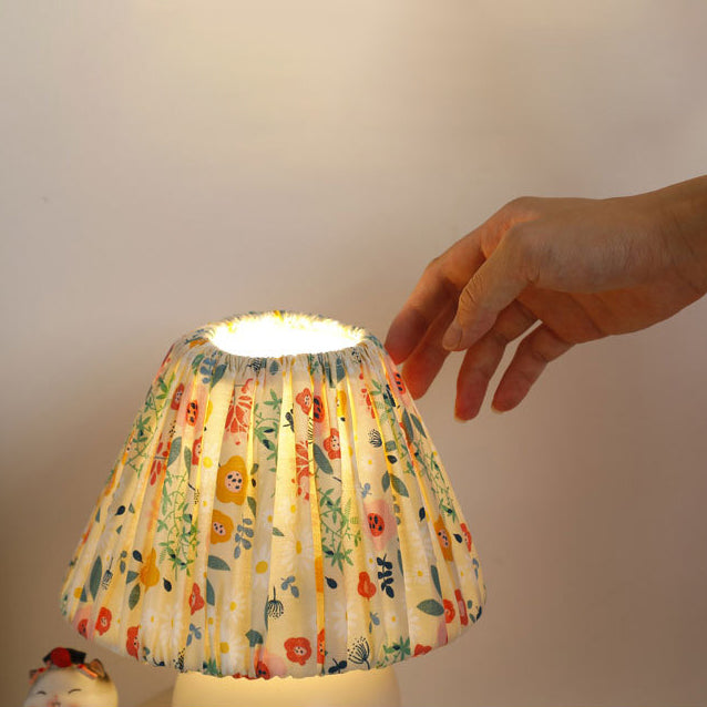 Lampe de table 1 lumière avec abat-jour en tissu à motif floral pastoral européen traditionnel et base ronde en céramique pour chambre 