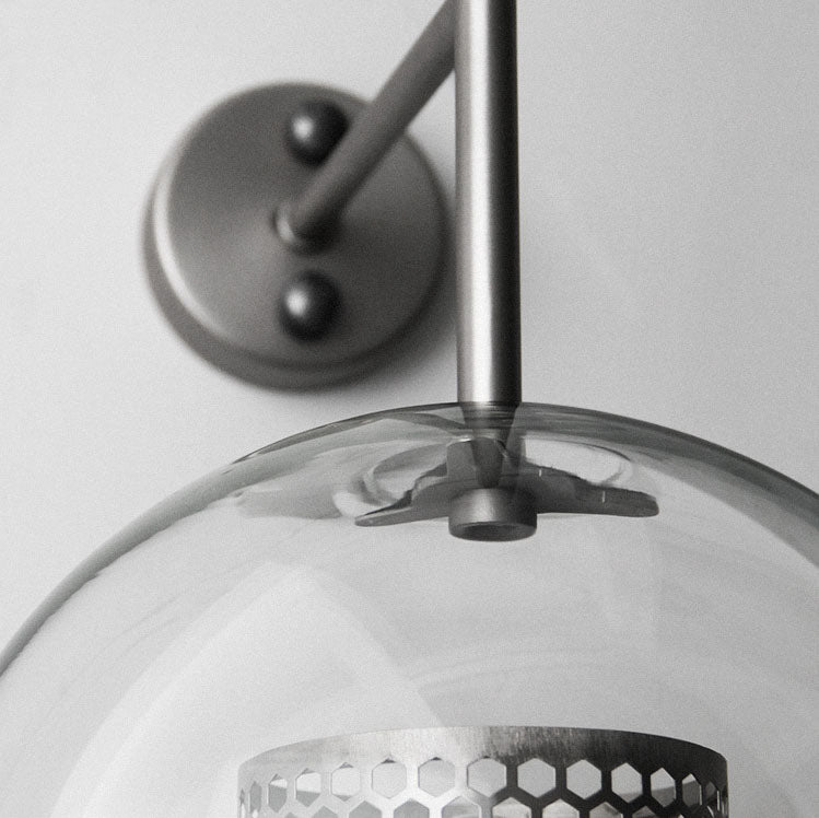 Zeitgenössische Wandlampe mit industriellem Eisenrahmen und kugelförmigem Glasschirm, 1-Licht für Schlafzimmer 