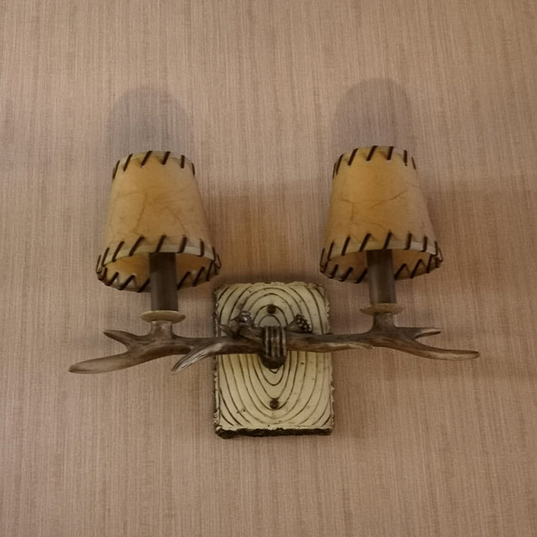 Lámpara de Aplique de Pared de 2 Luces con Pantalla de Papiro Falso de Resina de Hierro de Cornamenta Vintage Tradicional para Sala de Estar 