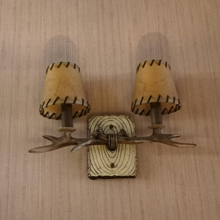Lámpara de Aplique de Pared de 2 Luces con Pantalla de Papiro Falso de Resina de Hierro de Cornamenta Vintage Tradicional para Sala de Estar 