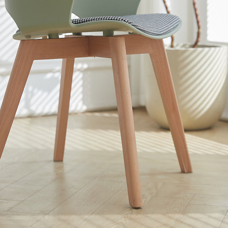 Zeitgenössischer nordischer quadratisch-trapezförmiger Stuhl aus PP-Kunststoff, Edelstahl und Lindenholz mit Rückenlehne für das Wohnzimmer 