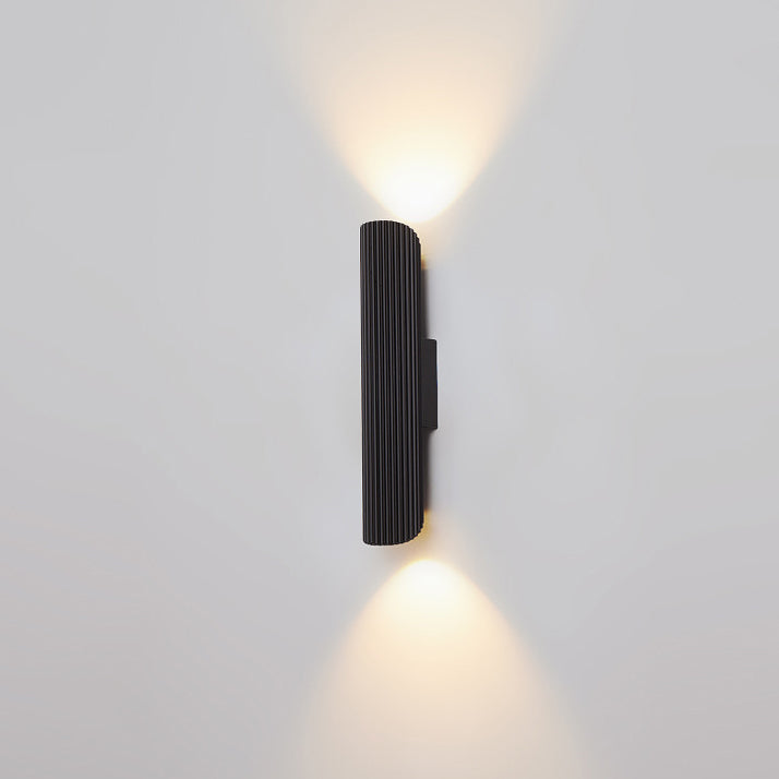 مصباح حائط LED من الألومنيوم والحديد بأسطوانة مخططة بتصميم حديث وبسيط لغرفة النوم 