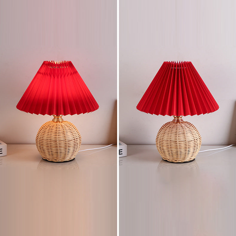 Zeitgenössische nordische Tischlampe aus Rattangewebe mit plissierter konischer Kugel, LED, für Schlafzimmer 