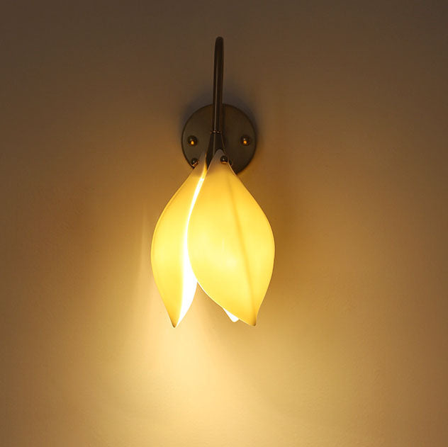 Zeitgenössische Retro-Keramik-Magnolienblumenform Eisenrahmen 1-Licht Wandleuchte für Schlafzimmer 