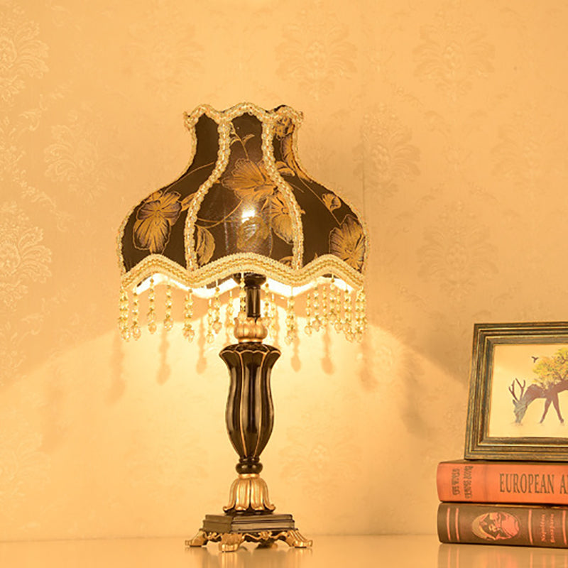 Traditionelle europäische Court Top Harz Stoff 1-Licht Tischlampe für Schlafzimmer 