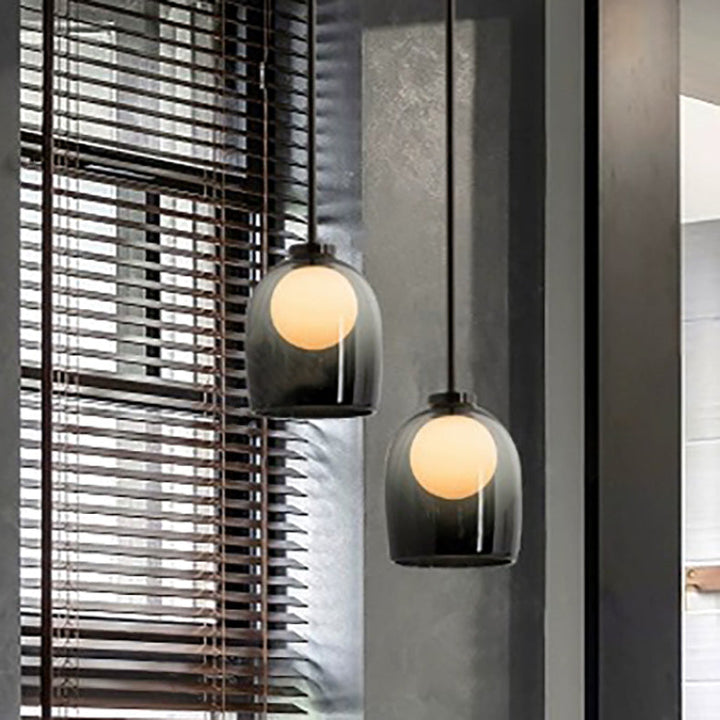 Lustre suspendu contemporain nordique en verre et fer avec une lumière pour chambre à coucher 