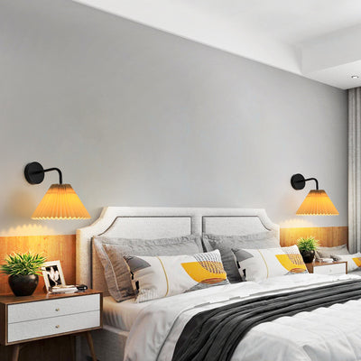 Zeitgenössische Einfachheit Plissee Kegel Eisen Stoff 1-Licht Wandleuchte Lampe für Wohnzimmer 