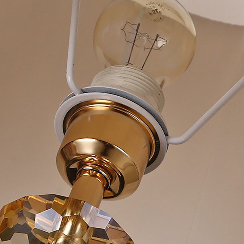 Traditionelle europäische Zylinder-Hardware-Kristallgewebe-1-Licht-Tischlampe für Schlafzimmer 