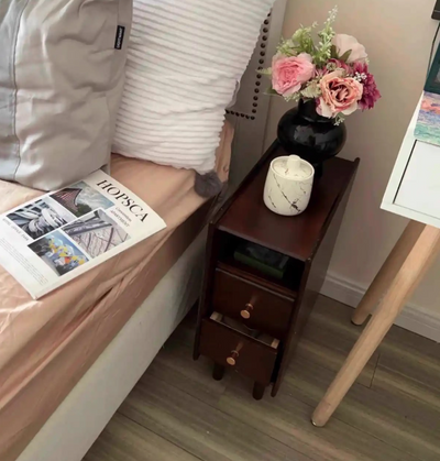 Simplicidad contemporánea mesita de noche rectangular de madera maciza ultra-estrecha, gabinete ahorrador de espacio con 2 cajones para dormitorio 