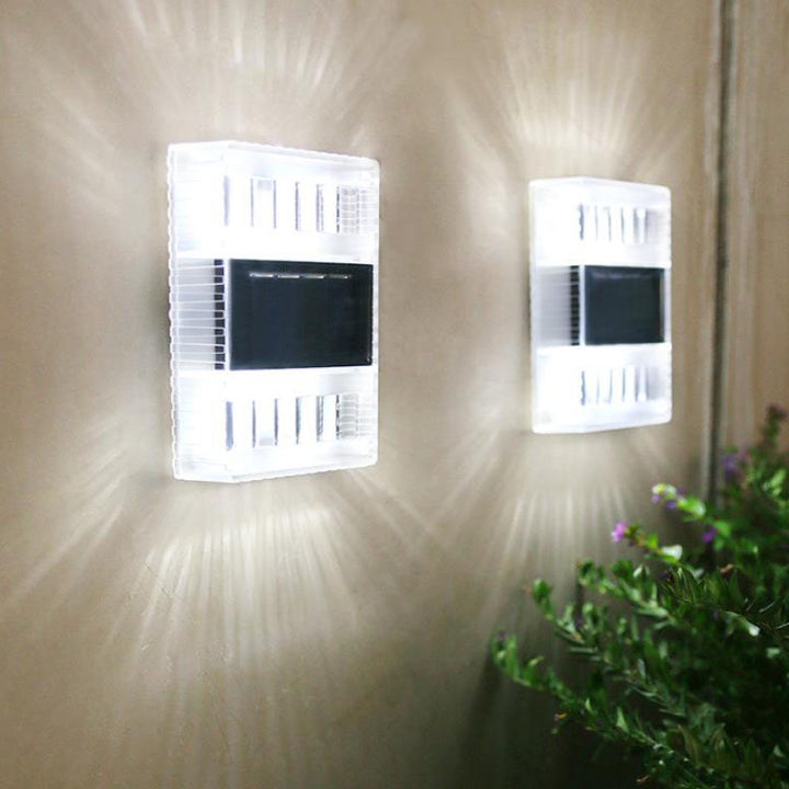 Moderne solarbetriebene auf- und abwärts beleuchtete LED-Wandleuchte für den Außenbereich 