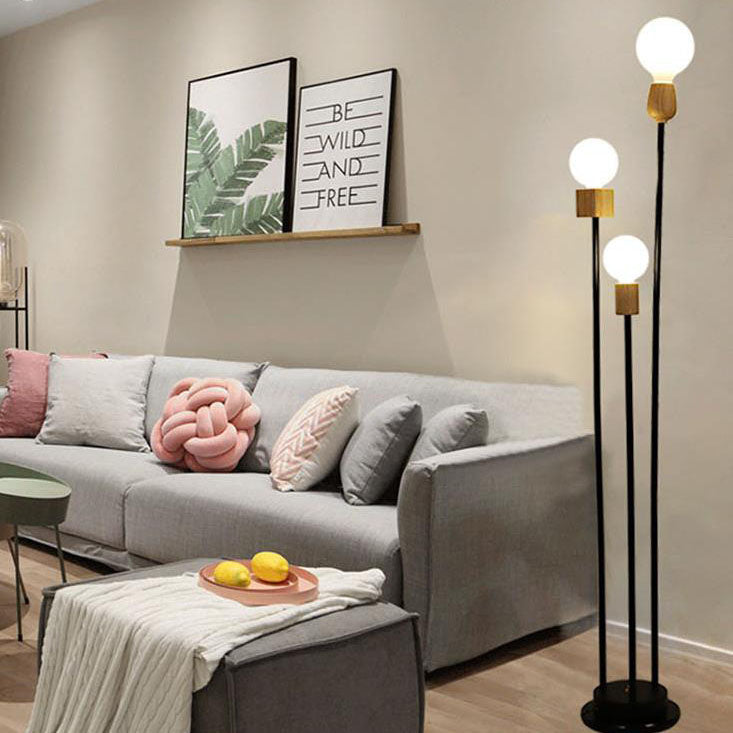 Lampe de sol industrielle rétro en fer avec cadre noir fini et trois globes en verre 