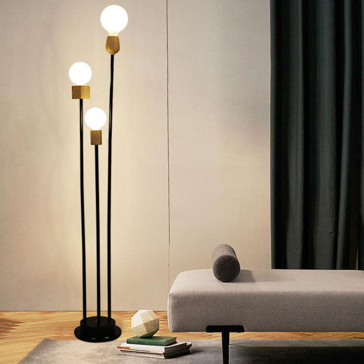 Lampe de sol industrielle rétro en fer avec cadre noir fini et trois globes en verre 