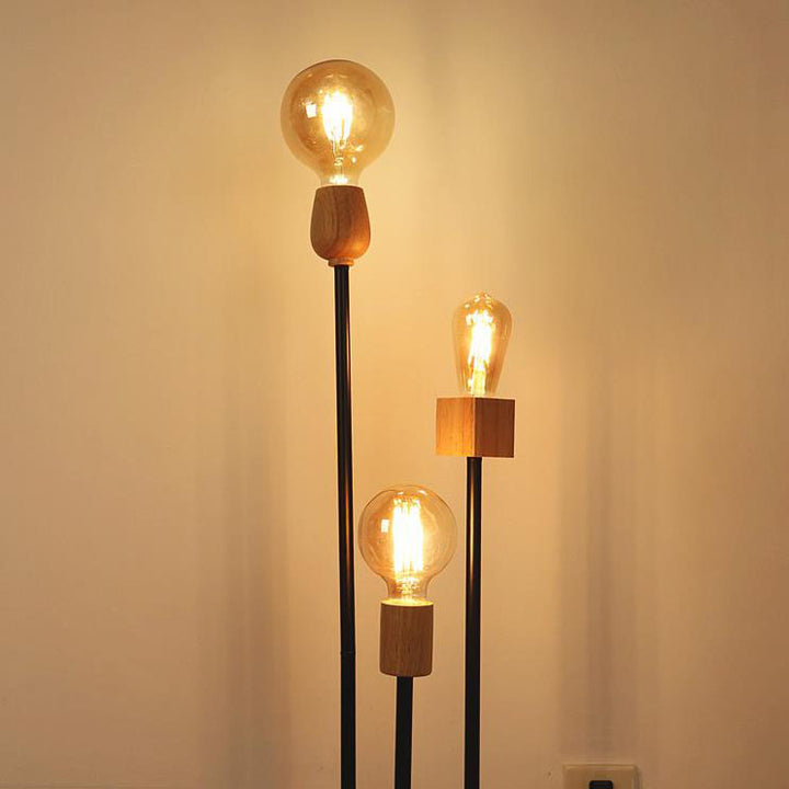 Lampe de sol industrielle rétro en fer avec cadre noir fini et trois globes en verre 