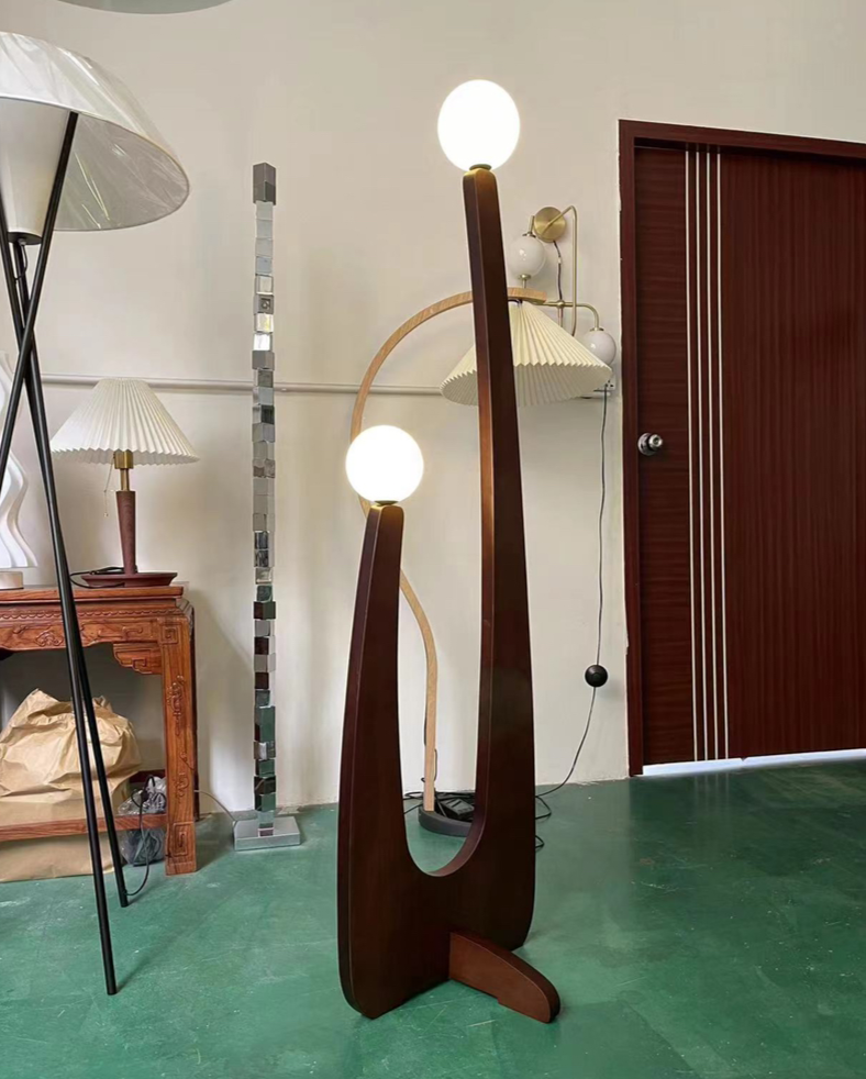 Moderner minimalistischer Walnuss-Massivholz-Glaskugel 2-Licht Stehende Stehlampe 