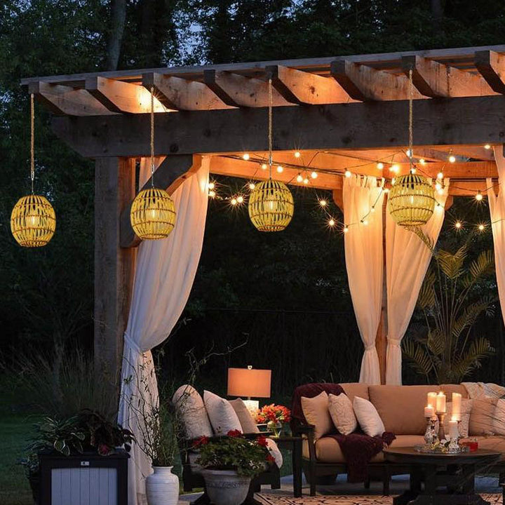 Lámpara colgante impermeable LED solar con jaula de tejido de ratán vintage tradicional para patio exterior 