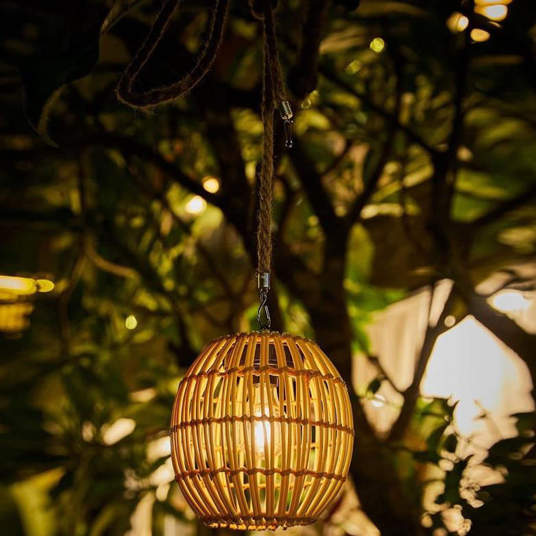 Lámpara colgante impermeable LED solar con jaula de tejido de ratán vintage tradicional para patio exterior 