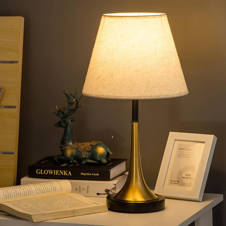 Zeitgenössische nordische Eisen-Zylinder 1-Licht Tischlampe für das Schlafzimmer 