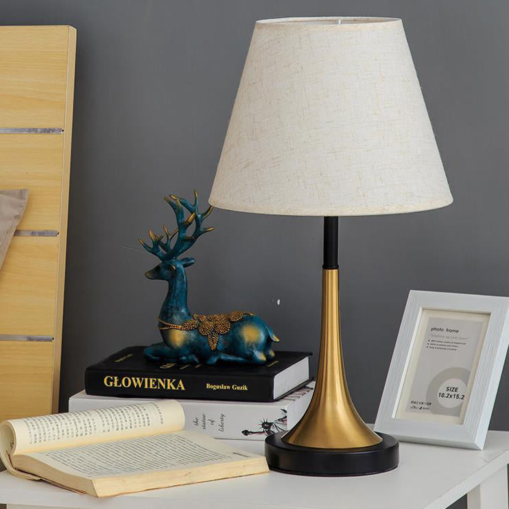 Zeitgenössische nordische Eisen-Zylinder 1-Licht Tischlampe für das Schlafzimmer 